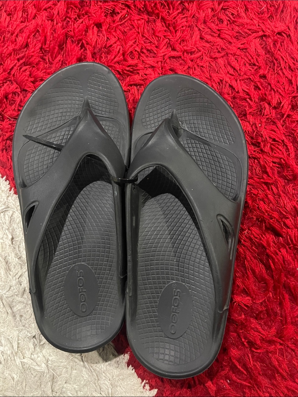 OOFOS Black Recovery Flip Flops
